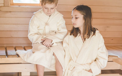 Kuscheliger Kinderbademantel aus Baumwolle mit Kapuze